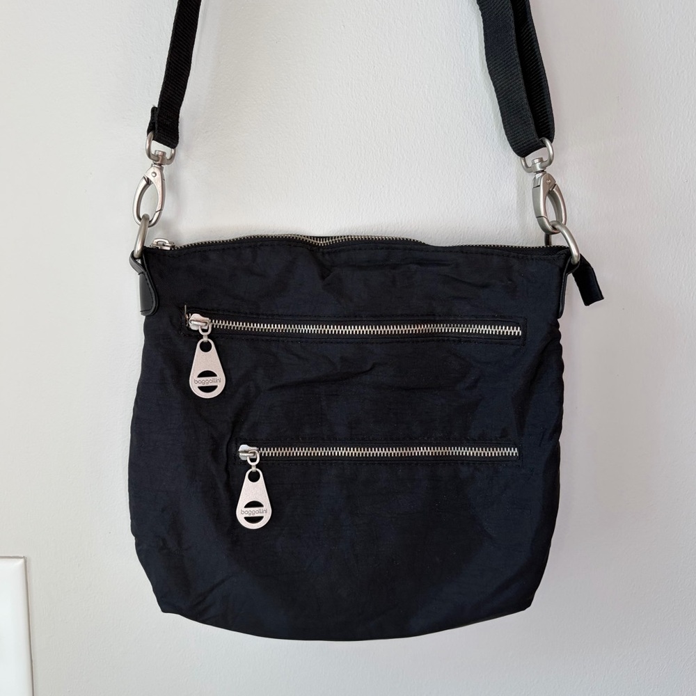 Baggallini Black Crossbody Bag with Adjustable Strap and Zipped Closure